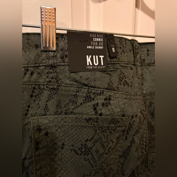 NWT Kut from the Kloth Olive Snake Print Jeans Sz 0 - Picture 5 of 5